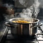 防煮面溢锅：滴油降温双保险​