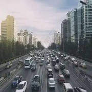 探索交通与娱乐的低成本替代方案，重塑消费型休闲观念